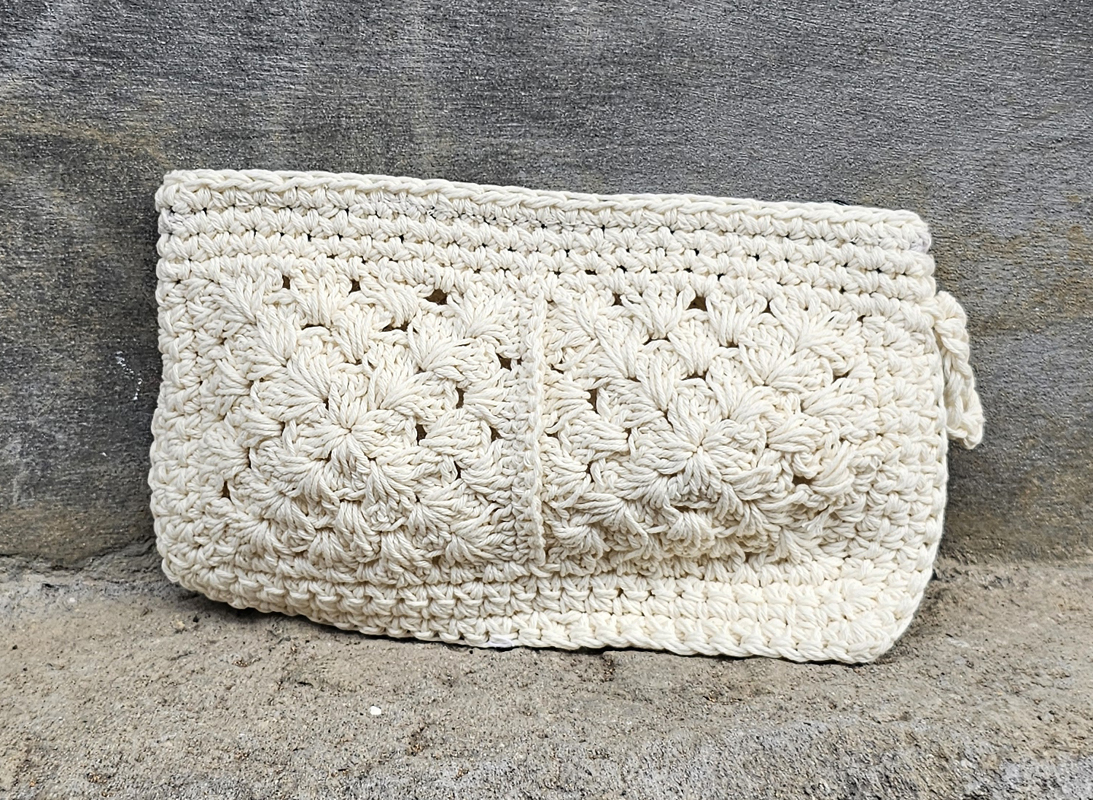 POCHETTE IN COTONE REALIZZATE A UNCINETTO A DUE QUADRATI IN TINTA UNITA CON CERNIERA CM 20X12 CIRCA - Image 2