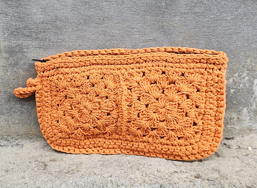 POCHETTE IN COTONE REALIZZATE A UNCINETTO A DUE QUADRATI IN TINTA UNITA CON CERNIERA CM 20X12 CIRCA - Image 4