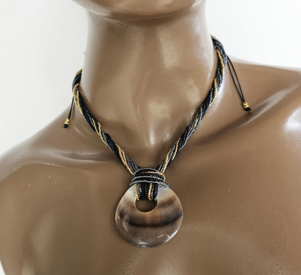 COLLARINO IN PERLINE GIAPPONESI MGB 15/0 CON 8 FILI E CIONDOLO DI MADREPERLA RONDO CM 4 - Image 5