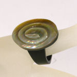 ANELLI IN RESINA E MADREPERLA SPIRALE QUADRI