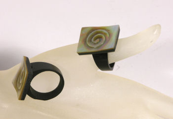 ANELLI IN RESINA E MADREPERLA SPIRALE QUADRI - Image 2